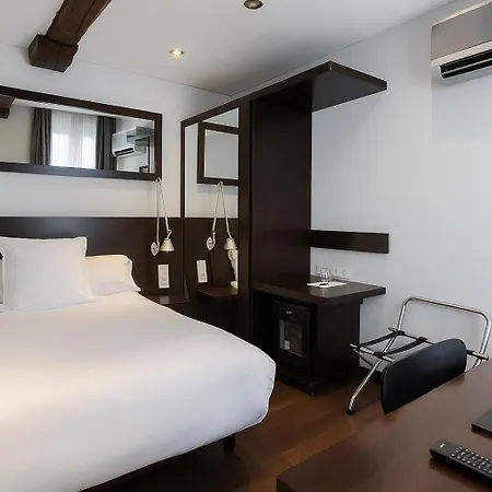 Petit Palace Arana 호텔